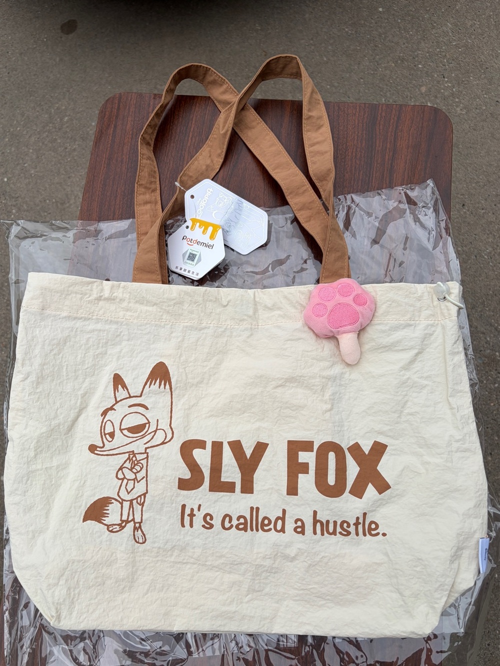 Disney Zootopia Nick Wilde Sly Fox Potdemiel Tote Bag Pawpsicle Charm NWT